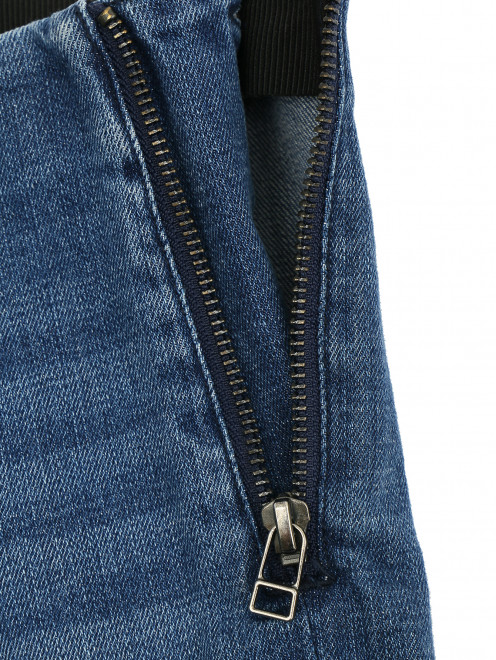Узкие джинсы из светлого денима - Деталь1