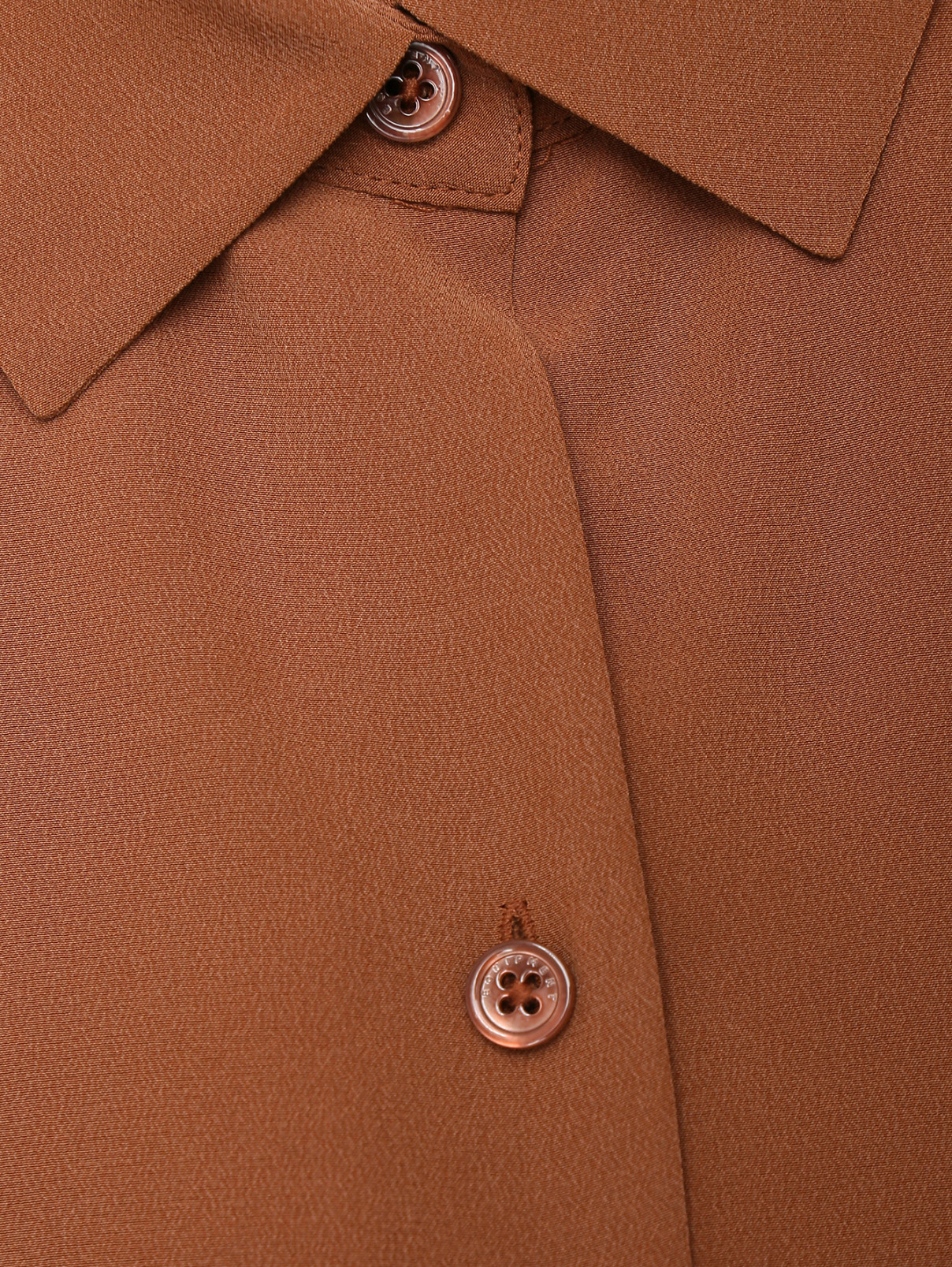 Блуза из шелка однотонная Equipment  –  Деталь  – Цвет:  Коричневый
