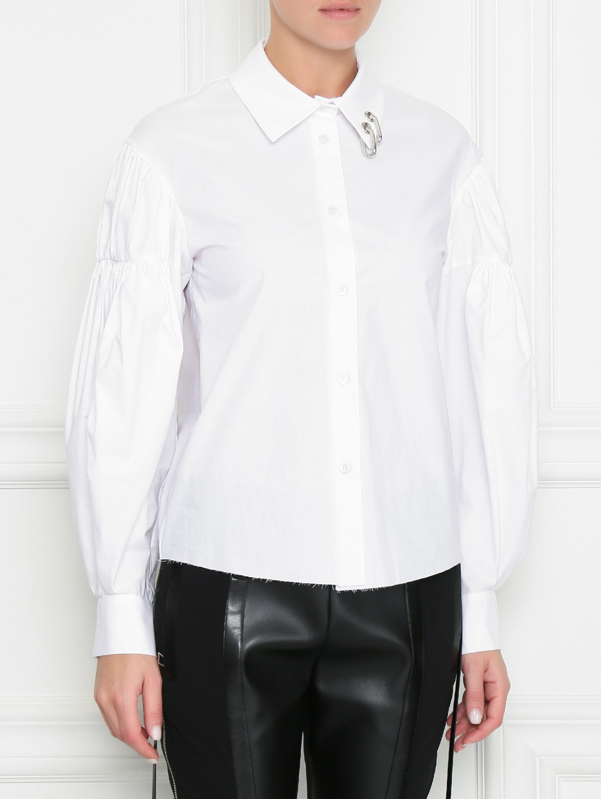 Рубашка из хлопка с объемными рукавами и металлическими аппликациями Act №1  –  МодельВерхНиз  – Цвет:  Белый