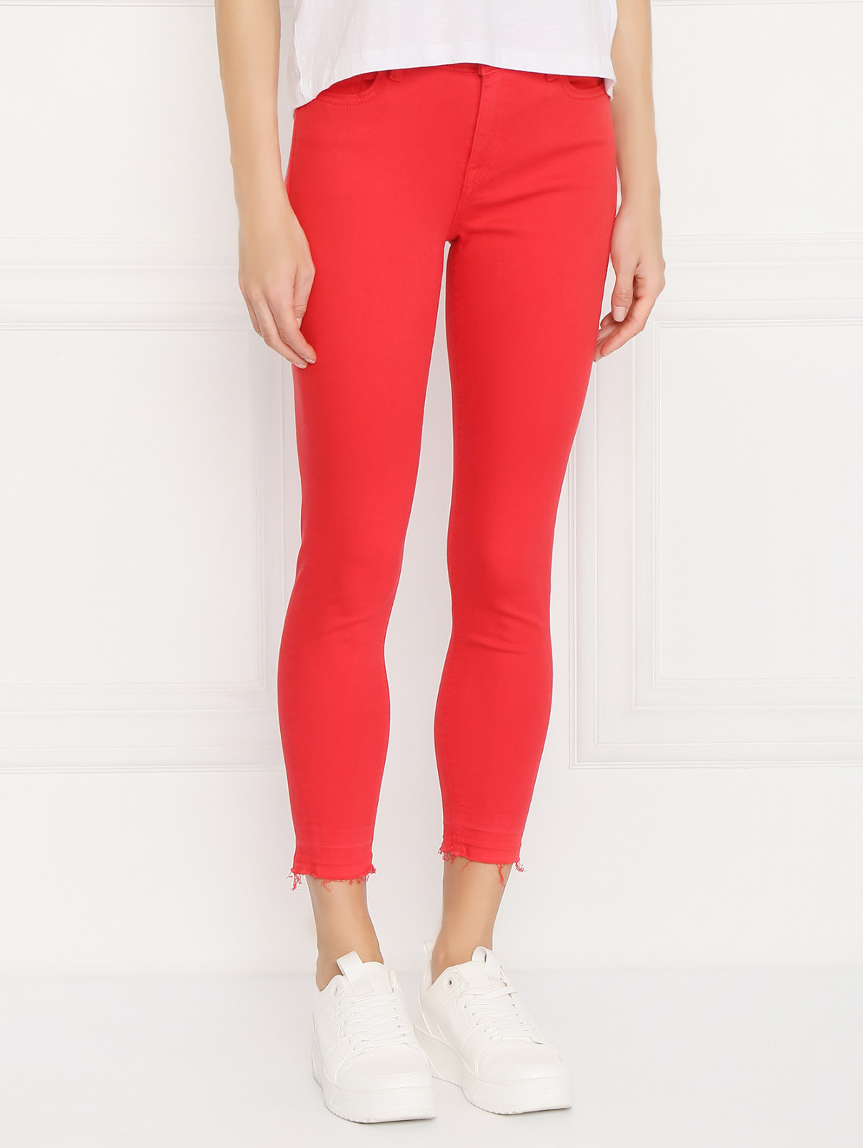 Джинсы зауженного кроя с бахромой Tommy Jeans  –  МодельВерхНиз  – Цвет:  Красный